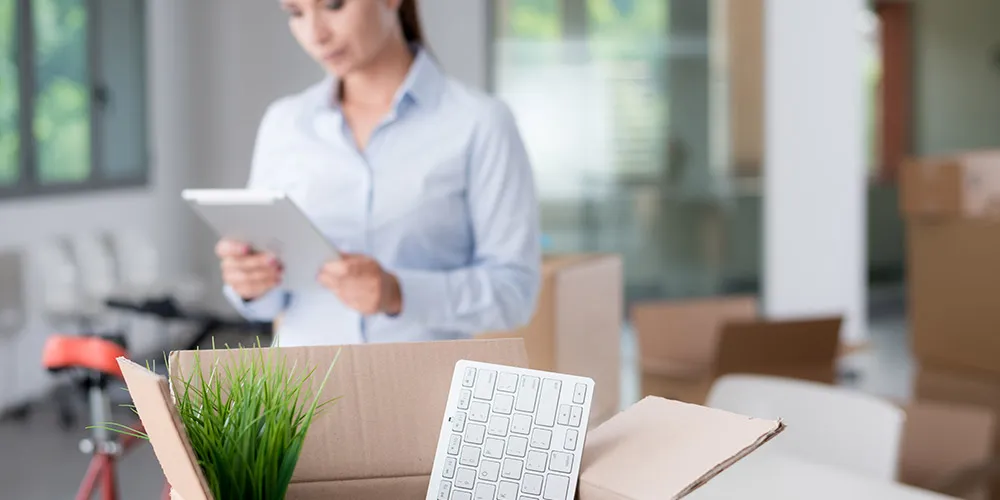 moving-office_1000x500 Person packing up an office