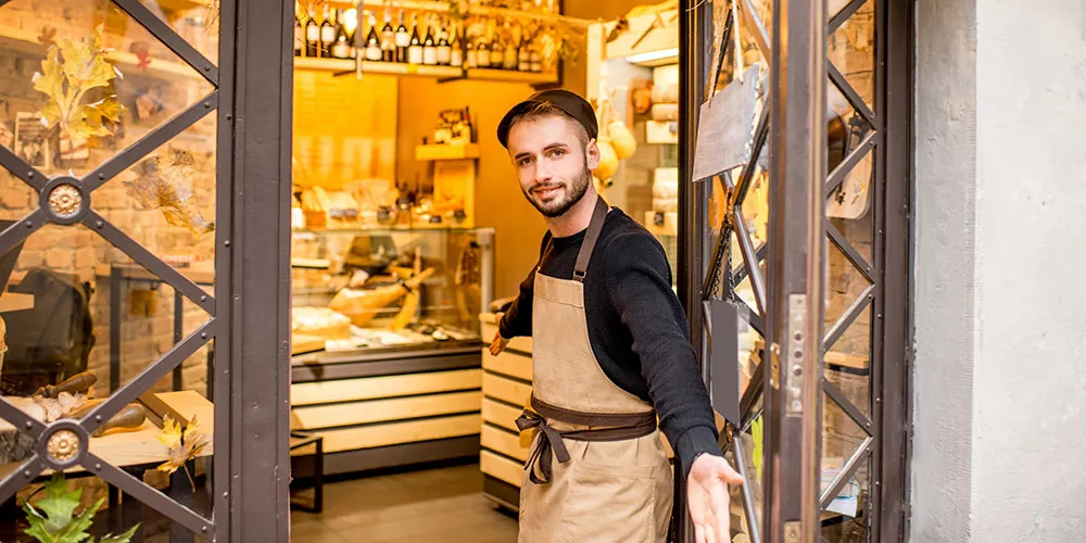 repeat-business_1000x500 Person welcoming a customer in to their shop