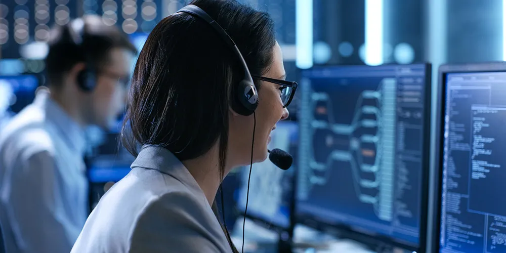 it-support IT support operator talking to a customer on the phone