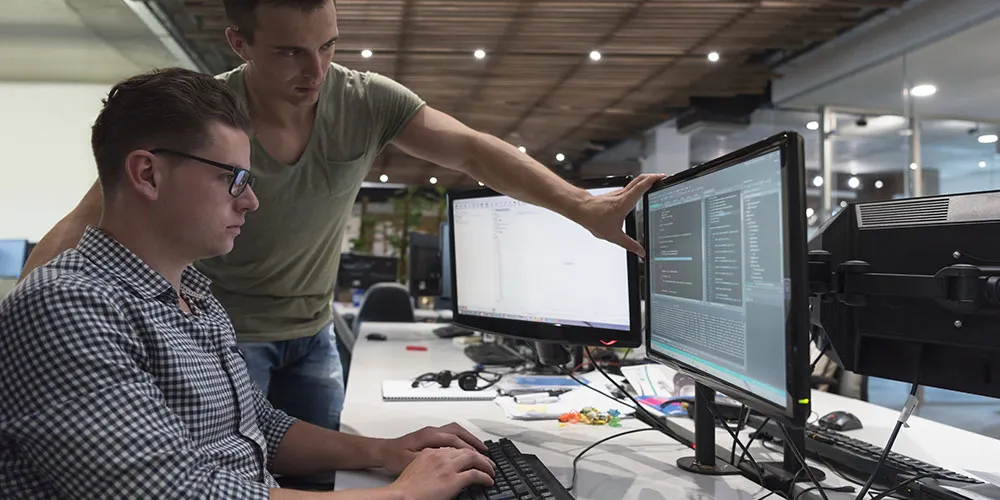 top-notch-support Two IT Support engineers resolving an issue